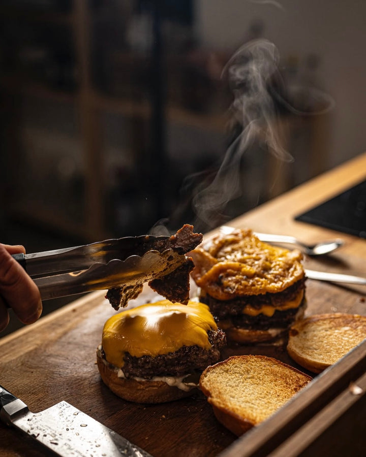 Saftiger Wagyu Smash Burger mit goldbrauner Kruste, zartem Wagyu-Rindfleisch und geschmolzenem Käse – perfekt für Grillfans und Burgerliebhaber.