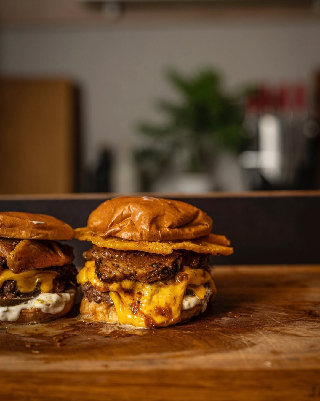 Unser Wagyu Smash Burger vereint intensiven Geschmack, butterzartes Fleisch und knusprige Röstaromen – der Gourmet-Burger für echte Genussmomente.