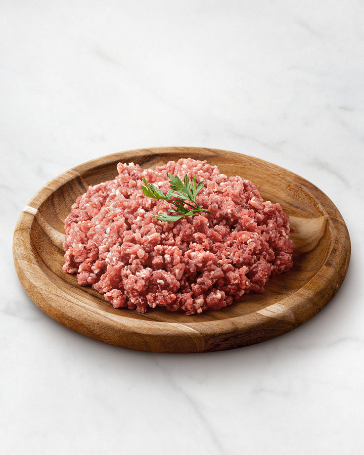 Wagyu Hackfleisch vom Premium-Rind aus dem Sauerland – perfekt für saftige Smash Burger, aromatische Bolognese oder feine Frikadellen. Unser hochwertiges Hack überzeugt durch seinen einzigartig intensiven Geschmack, feine Marmorierung und höchste Qualität aus artgerechter Haltung. Ideal für Genießer, die Wert auf Herkunft und Geschmack legen. Jetzt online entdecken!