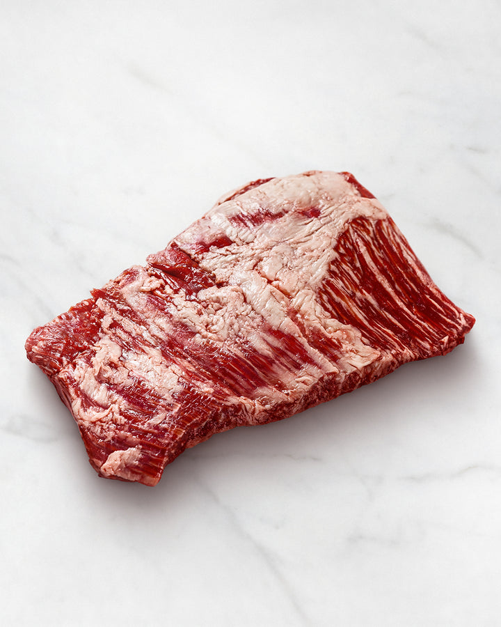 Wagyu-Skirt-Steak auf weißem Hintergrund, stark marmoriert, Insideskirt kaufen - Pfanne - Rind - Sous Vide - online kaufen, Kronfleisch