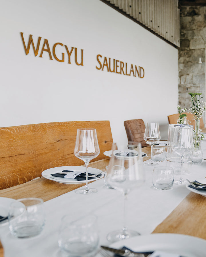 lange Holztafel, Wagyu Tasting, Weingläser, gedeckter Tisch, Wagyu Sauerland