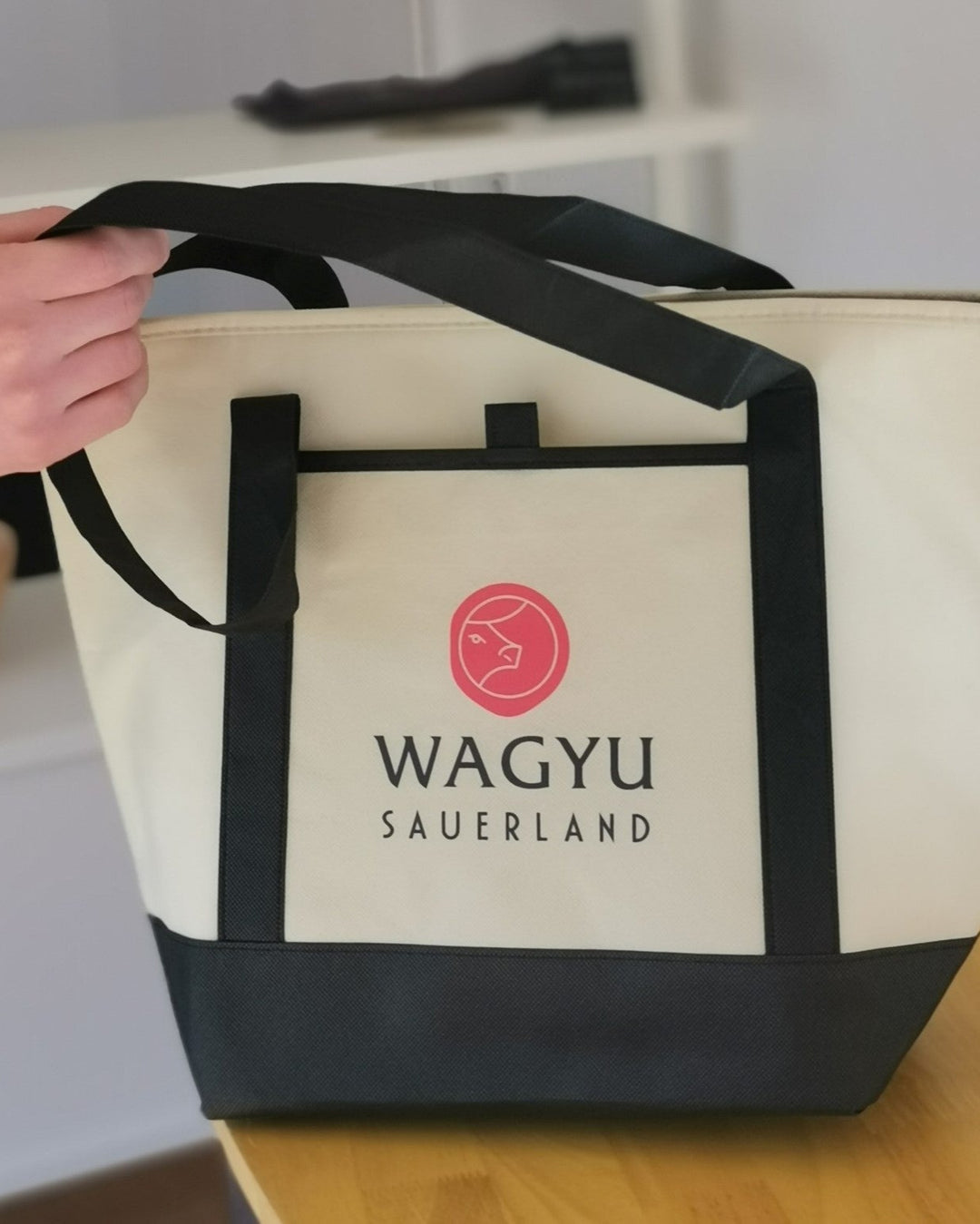 wagyu-sauerland-geschenktasche, Kühltasche von Wagyu Sauerland, Thermotasche mit Wagyu Sauerland Branding
