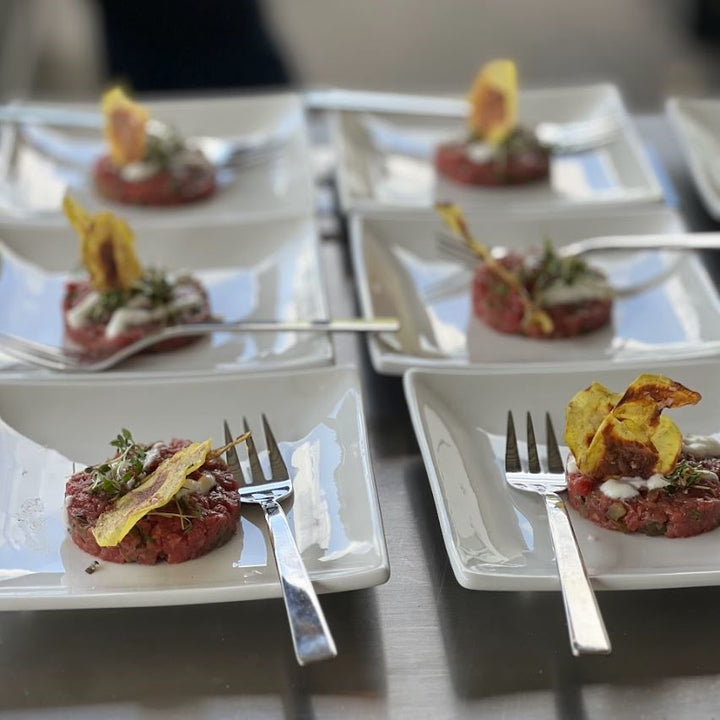 Wagyutatar aus Filetspitze zubereitet, Rindfleisch roh serviert, Verwendung von Filetspitze, Wagyufleisch schneiden und als Tatare zubereiten, Filet Spitze, Filetspitze kaufen