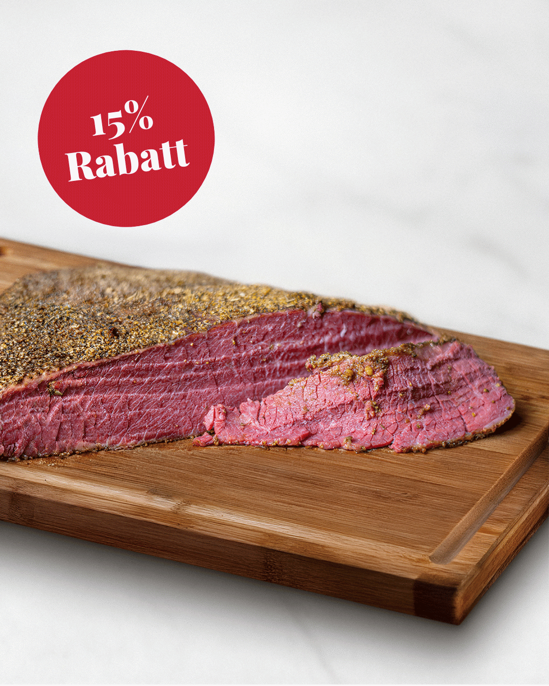 Wagyu Pastrami, zahrtes Fleisch auf Holzbrett, feine Würzung, marmoriertes Wagyufleisch