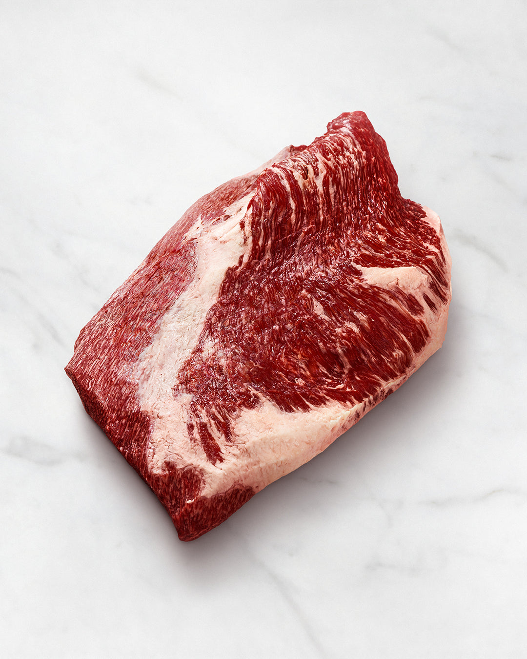 Wagyu-Brisket stark marmoriert auf weißem Hintergrund, Rinderbrust halbiert oder am Stück, Rinder-Brisket online bestellen