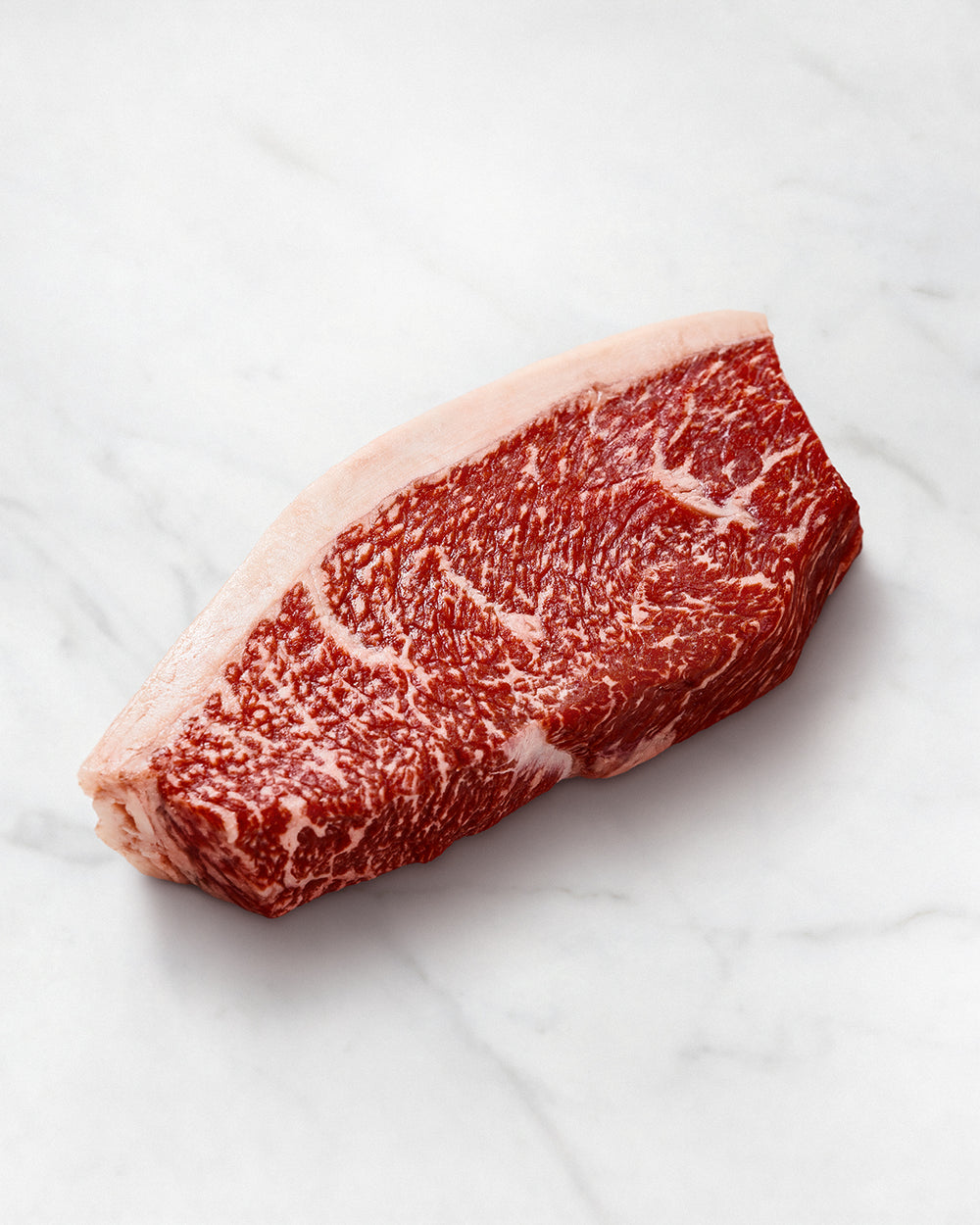 Wagyu-Picanha auf weißem Hintergrund, extreme Marmorierung, Geschmackvoller Sirloin Cap, Tafelspitz als Steak