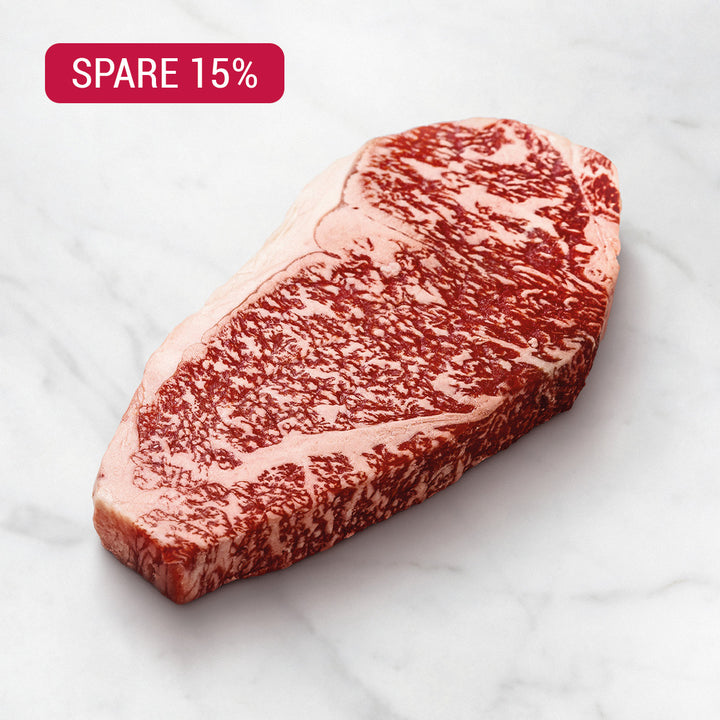 Wagyu-Fleisch-Paket mit Weinempfehlungen, Geburtstag, Wagyu Gourmetpaket, bestes-fleisch-deutschlands, ribeyesteak, rib eye steak grillen, entrecote rib eye, rib eye steak preis, rib eye kerntemperatur, Salz auf Rib Eye Steak Tranchen