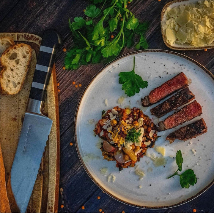 wagyu-roastbeef in Tranchen mit Beilage und Baguette, Rumpsteak kaufen